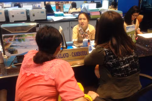 Nhân viên một công ty du lịch đang tư vấn cho khách đã mua tour du lịch Thái Lan về tình hình vụ việc.