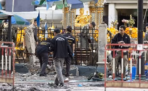 Cảnh sát Thái Lan kiểm tra tại khu vực hiện trường vụ nổ bom sáng 18/8.
