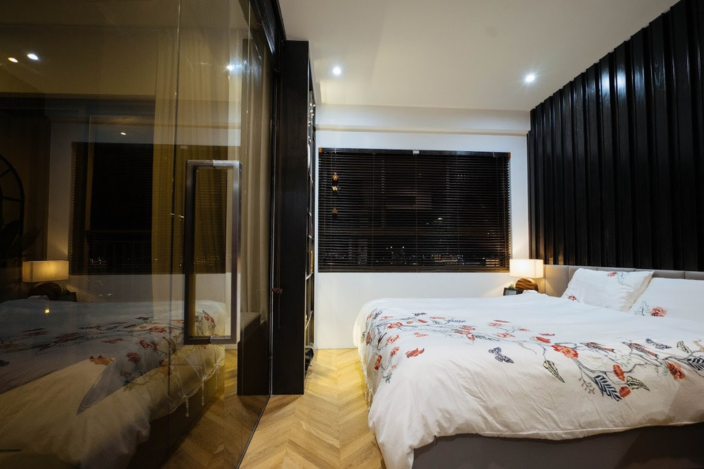 Mục đích sử dụng chính của căn hộ là thư giãn trong không gian nhỏ nên sofa được thiết kế thoải mái, đồng thời từ phòng ngủ cũng có thể xem được tivi ngoài phòng khách.