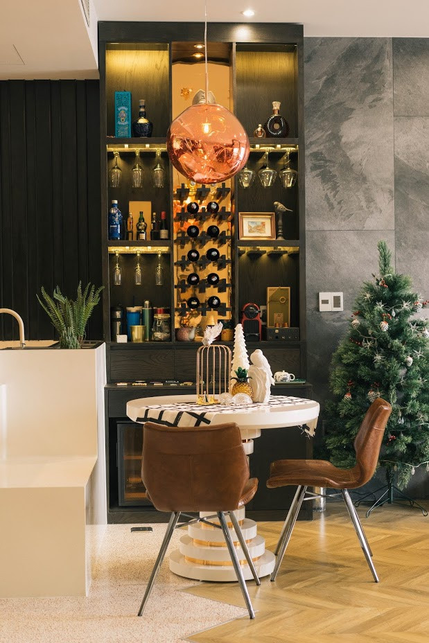 Chủ nhà lựa chọn màu trắng và đen làm màu sắc chủ đạo, thể hiện cá tính mạnh mẽ, sang trọng, kết hợp với phong cách hiện đại. Là nam giới độc thân nên tủ rượu được anh Huy ưu tiên thiết kế lớn vừa để đồ, vừa làm trang trí. 