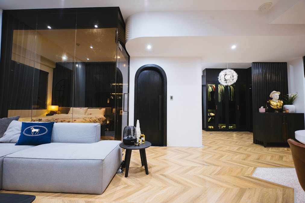 Những mảng màu tối của gỗ, màu sáng của đá tạo thành một tổng thể chung hài hòa. Góc tường cũng được chủ nhà sửa thành tường cong để tạo không gian mở, không quá cứng nhắc.