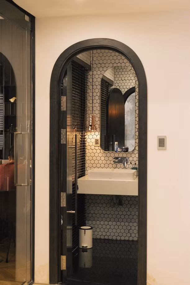 Những chi tiết nhỏ trong căn hộ cũng được chủ nhà sắp xếp ấn tượng, không quá đơn điệu.