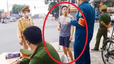 Bac si BV Tai Mui Hong Trung uong xin loi vi khong deo khau trang ra duong