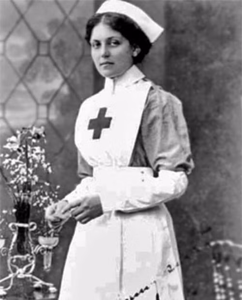 Cô bồi bàn không chạy đâu cho thoát nạn đắm tàu