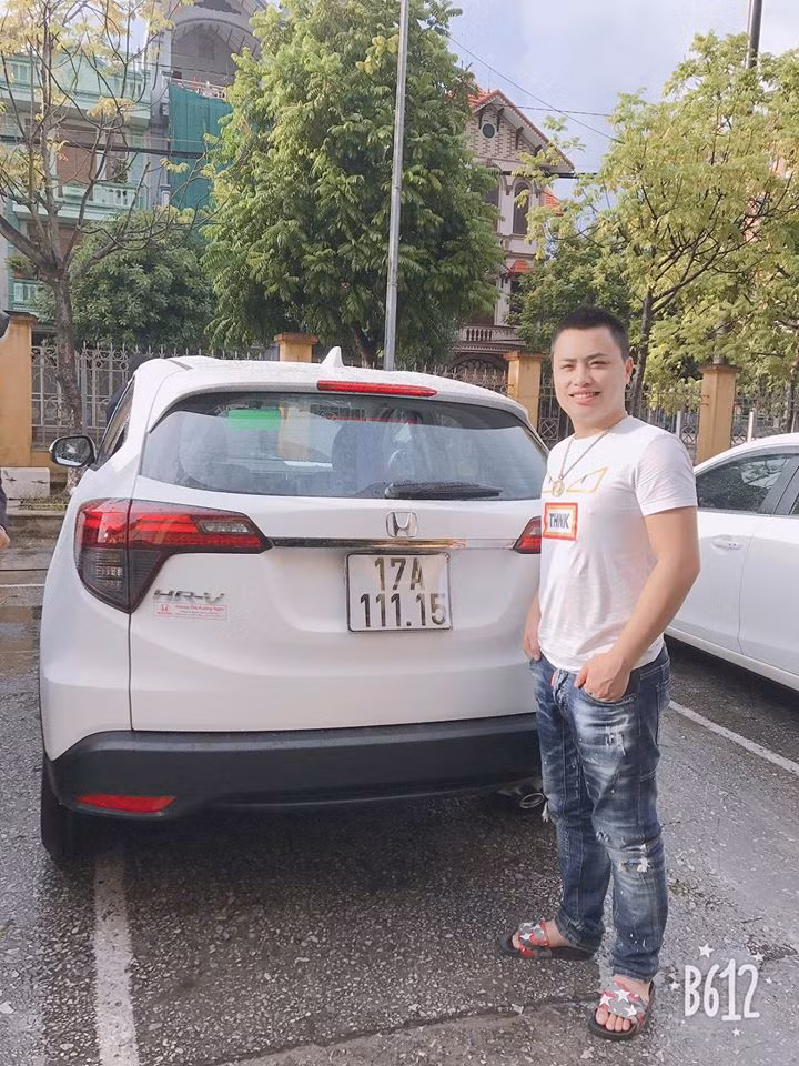 Tiếp đó, Tiến “Trắng” và nhóm bạn đã ghì cổ lôi anh Hùng ra ngoài rồi dùng gậy gỗ vụt liên tiếp vào người, chân nạn nhân. 6 kẻ khác còn dùng chân đá nhiều nhát vào mặt, đầu, người Hùng… Tại kết luận giám định pháp y xác định tỉ lệ tổn thương cơ thể của anh Hùng thời điểm đó là 25%.