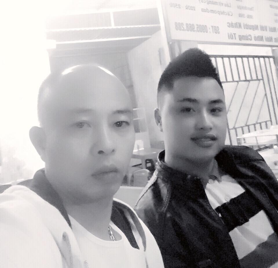 "Tôi đã mất gần một năm điều trị thương tích vùng chân”, anh Hùng nói và cho hay, hiện tại, một bên mắt cá chân của anh xệ xuống. Trong thời gian anh điều trị vết thương, người vợ phải gánh vác toàn bộ công việc gia đình, trong đó có việc chăm sóc 2 con nhỏ.