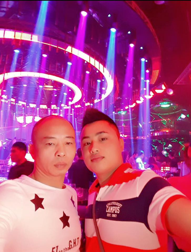 Theo bản án sơ thẩm của TAND huyện Đông Hưng, tối 19/12/2018, Tiến "Trắng" cùng những người bạn đi trên 3 xe taxi và 1 ôtô của bị cáo đến nhà hàng Hương Quê (xã Nguyên Xá, huyện Đông Hưng) tìm anh Hùng.