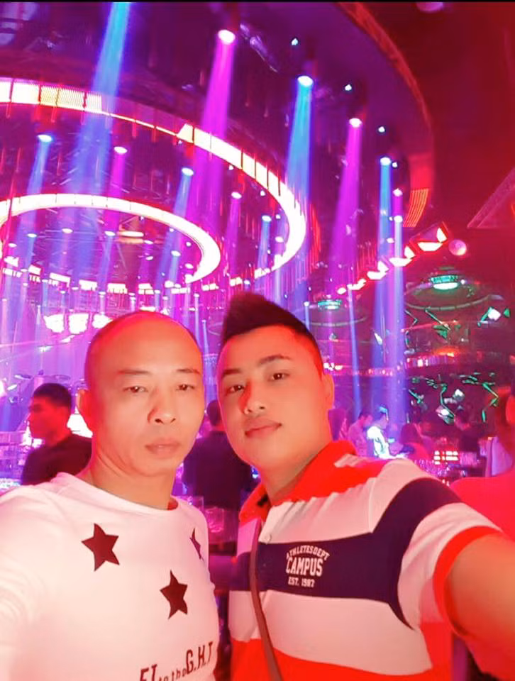 Theo bản án sơ thẩm của TAND huyện Đông Hưng, tối 19/12/2018, Tiến "Trắng" cùng những người bạn đi trên 3 xe taxi và 1 ôtô của bị cáo đến nhà hàng Hương Quê (xã Nguyên Xá, huyện Đông Hưng) tìm anh Hùng.