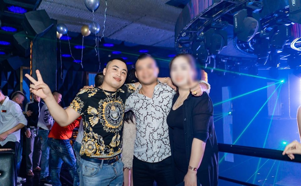 Trước khi bỏ mặc nạn nhân đau đớn, mê man, rời đi, tên cầm đầu còn nói: “Tiến "Trắng" đây, thích gì cứ tìm”.