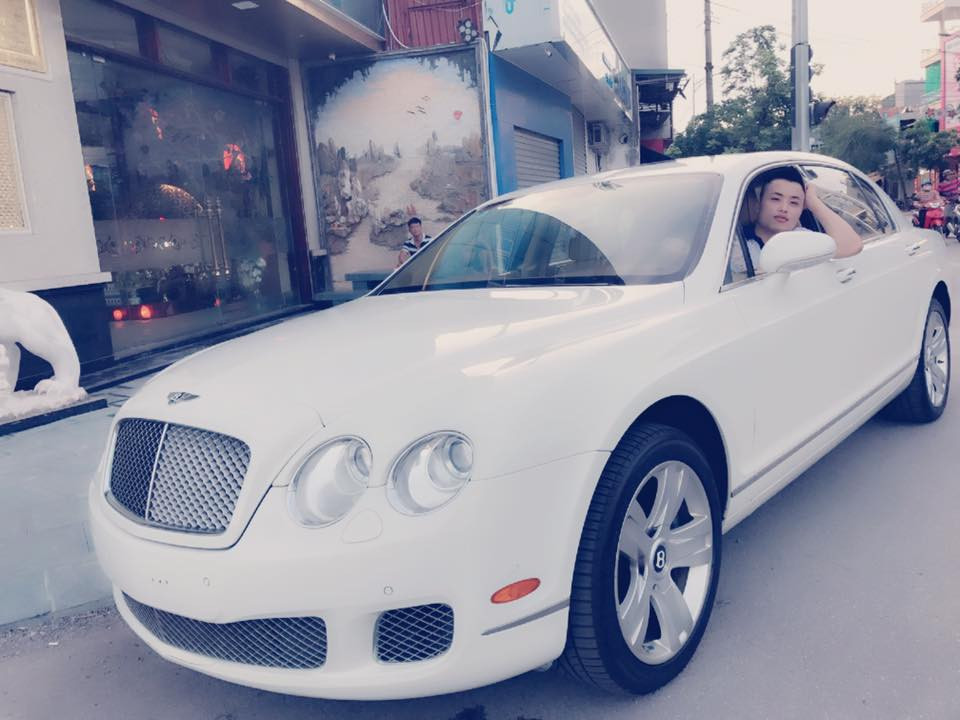 Khi đến nhà anh Hùng (cùng là nơi kinh doanh nhà hàng), Tiến “Trắng” xuống ôtô, khống chế nạn nhân và nói: “Hùng ơi mày định thuê người đánh tao à”, anh Hùng trả lời: “Tao không biết gì đâu Tiến ơi”.