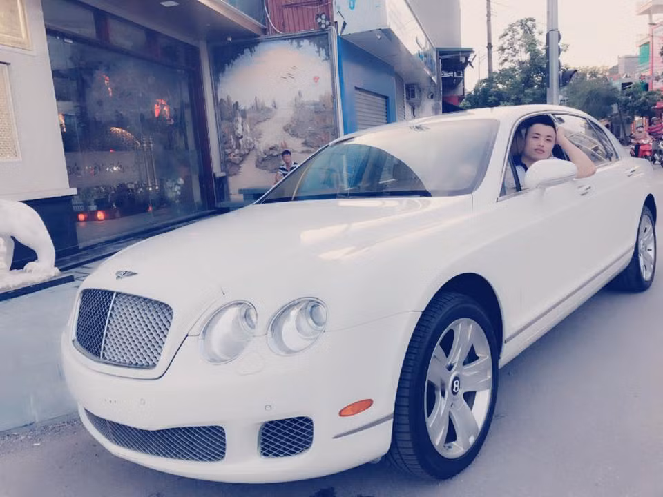 Khi đến nhà anh Hùng (cùng là nơi kinh doanh nhà hàng), Tiến “Trắng” xuống ôtô, khống chế nạn nhân và nói: “Hùng ơi mày định thuê người đánh tao à”, anh Hùng trả lời: “Tao không biết gì đâu Tiến ơi”.