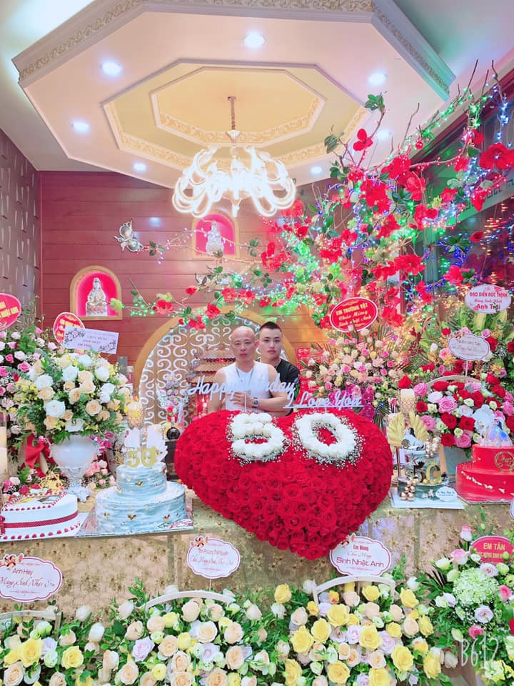 Theo tìm hiểu của phóng viên, Tiến “Trắng” được cho là con nuôi của Đường “Nhuệ” - người đang bị Công an thành phố Thái Bình điều tra về tội Cố ý gây thương tích và một loạt các sai phạm khác liên quan đến đấu thầu giá đất, ăn chặn tiền hỏa táng, cho vay nặng lãi…