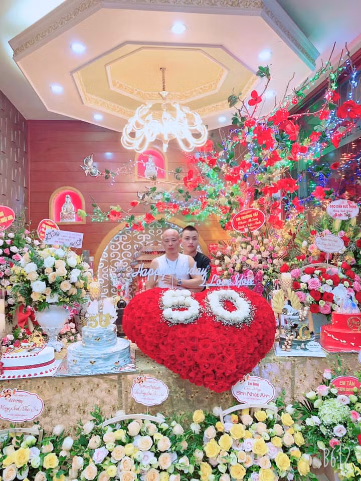 Theo tìm hiểu của phóng viên, Tiến “Trắng” được cho là con nuôi của Đường “Nhuệ” - người đang bị Công an thành phố Thái Bình điều tra về tội Cố ý gây thương tích và một loạt các sai phạm khác liên quan đến đấu thầu giá đất, ăn chặn tiền hỏa táng, cho vay nặng lãi…