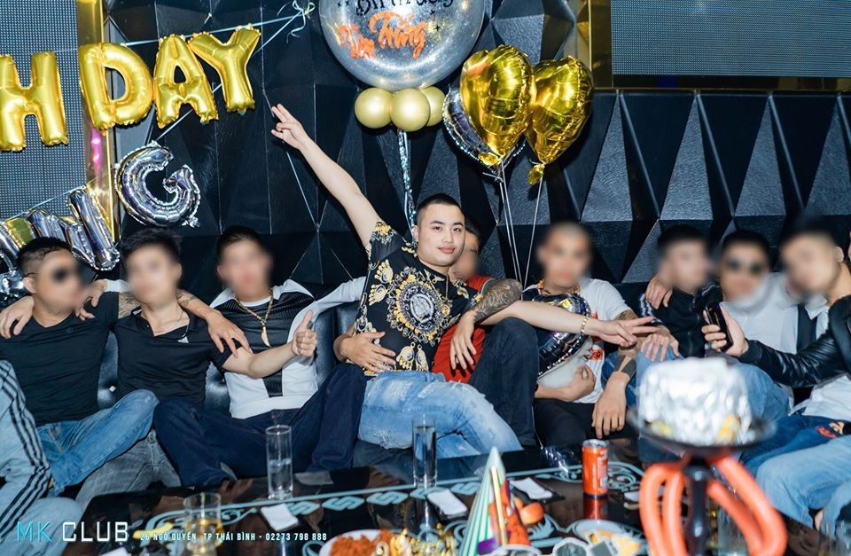 Trong hồ sơ của cảnh sát, ngày 22/4/2015, Tiến “Trắng” bị Công an huyện Vũ Thư xử phạt hành chính về hành vi xâm hại sức khỏe người khác bằng mức phạt tiền 2,5 triệu đồng. Ngày 10/10/2016, Tiến “Trắng” tiếp tục bị Công an huyện Vũ Thư xử phạt hành chính 3 triệu đồng cùng về hành vi xâm hại sức khỏe người khác. 