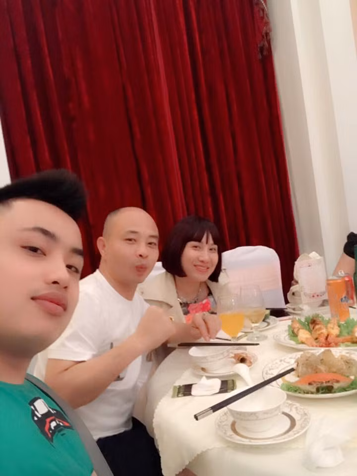 Về nguyên nhân vô cớ bị Tiến “Trắng” cùng đồng bọn tấn công, đến nay anh Hùng chưa biết vì sao; song, anh nghe nói sự việc có “hiểu lầm” liên quan đến đấu thầu đất ở huyện Đông Hưng. “Tôi không có tham gia đấu giá đất gì ở huyện Đông Hưng”, anh nói.