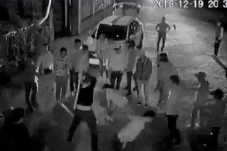 Cùng lúc, một thanh niên chạy vào nói: “Tao Tiến “Trắng” đây”. Theo sau người này là khoảng 5 người nữa lao vào khống chế đánh đấm túi bụi, và lôi anh ra cổng. Anh nghe thấy tiếng ra lệnh: “‘Đánh nát chân, xem nó làm ăn được gì”.