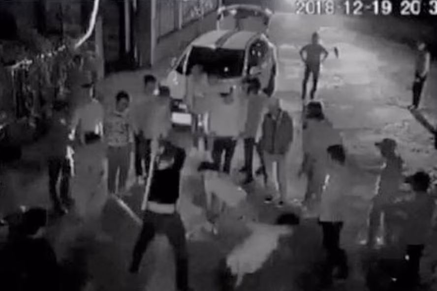 Cùng lúc, một thanh niên chạy vào nói: “Tao Tiến “Trắng” đây”. Theo sau người này là khoảng 5 người nữa lao vào khống chế đánh đấm túi bụi, và lôi anh ra cổng. Anh nghe thấy tiếng ra lệnh: “‘Đánh nát chân, xem nó làm ăn được gì”.