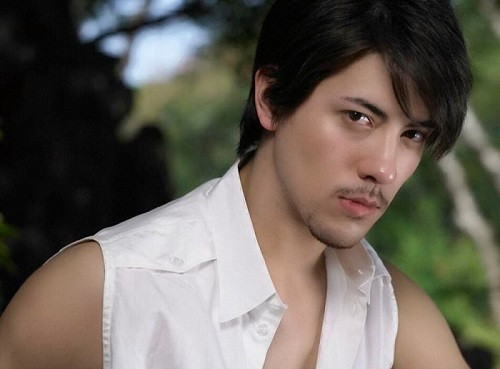 3. Miệng nhỏ, gò má thấp lõm: Đa phần những chàng trai miệng nhỏ “nói như hát hay”, khiến chị em không thể không xao động. Thậm chí tâm can tình nguyện “lên giường” với chàng sau khi nghe mấy lời đường mật. Tuy nhiên, nếu kết hợp thêm đặc điểm gò mà thấp lõm hoặc quá nhọn, chứng tỏ chủ nhân không có tinh thần trách nhiệm, thấy nửa kia gặp khó khăn về tài chính, họ sẽ tự động “bốc hơi”, không lời cáo biệt.