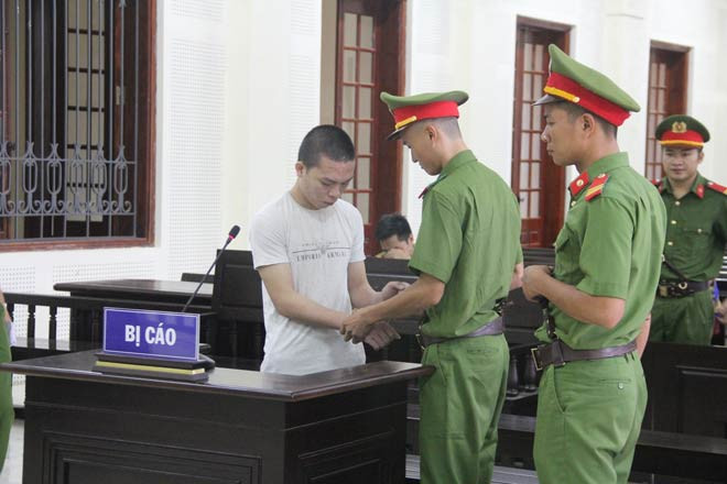 Bo nem con de xuong gieng vi nghi vo trom tien