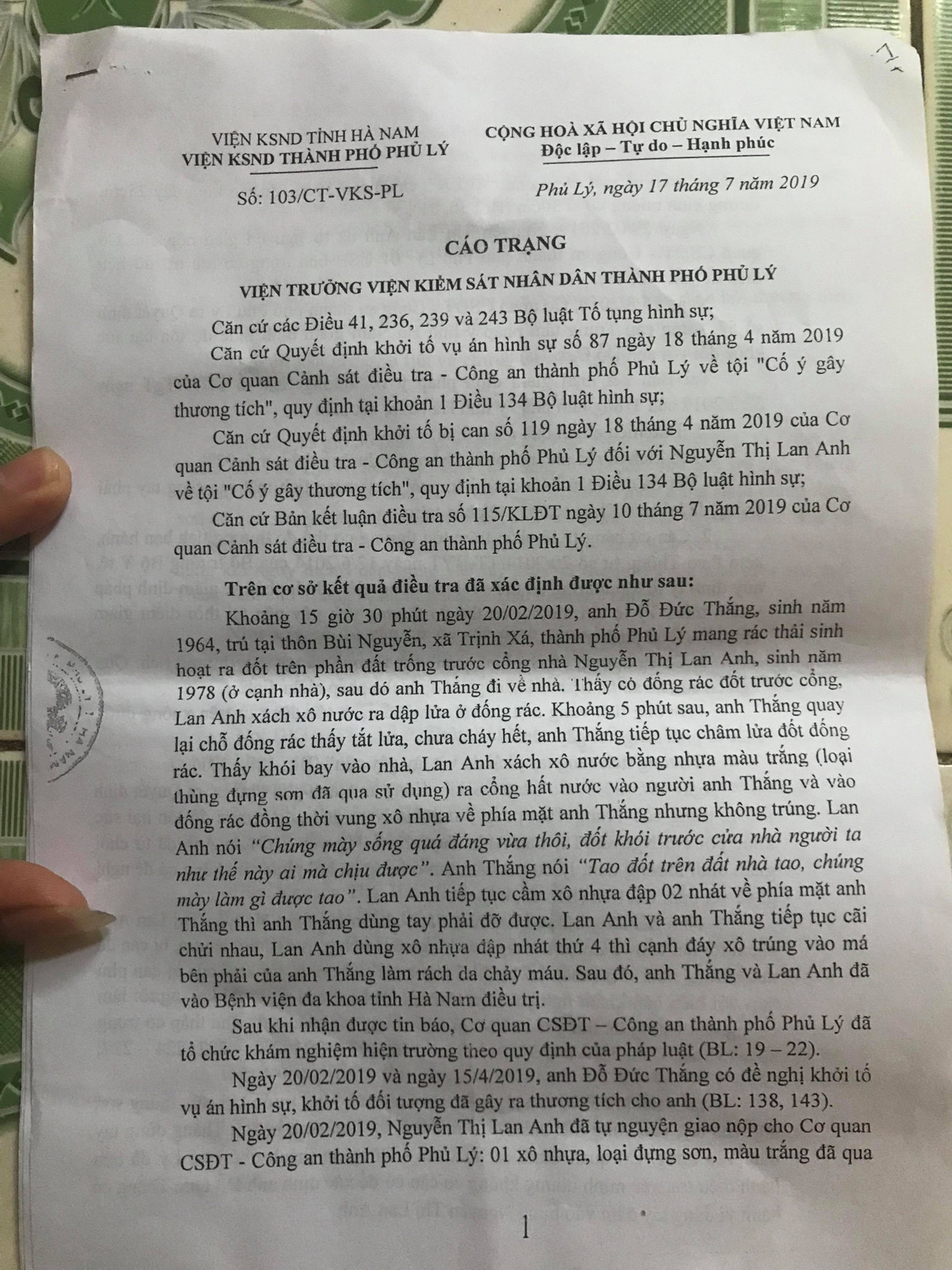 Ngan can hang xom dot rac dan den xo xat, 1 phu nu bi khoi to-Hinh-4