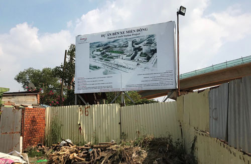 Bảng thông tin công trình dự án BXMĐ mới. Theo nội dung thông tin, chủ đầu tư SAMCO cho biết sẽ hoàn thành trong tháng 12/2017