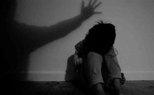 Phụ huynh bàng hoàng khi phát hiện con gái của mình bị thầy giáo xâm hại. Ảnh minh họa.