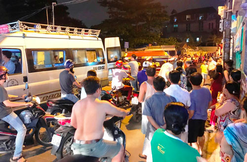 Khuya hôm qua (12/12), sau khi thực hiện xong việc khám nghiệm tử thi, CQĐT đã bàn giao thi thể các nạn nhân cho gia đình lo hậu sự.