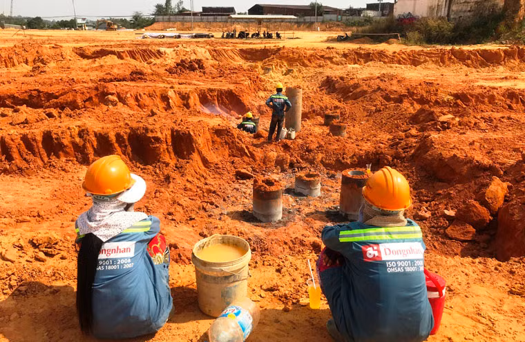 Cảnh làm việc "lèo tèo" bên trong dự án bến xe miền Đông mới.