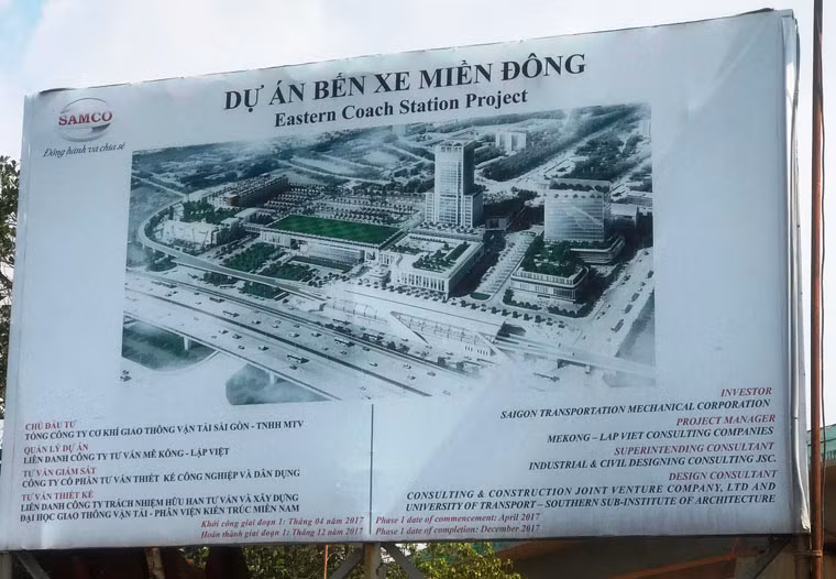 Bảng thông tin công trình bến xe miền Đông mới cũng ghi rõ thời gian hoàn thành giai đoạn 1 vào tháng 12/2017.