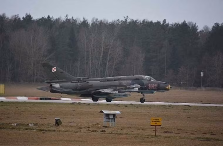 Máy bay cường kích Su-22M4 N8102 lăn bánh cất cánh chuyến cuối cùng trong 30 năm phục vụ thành công của mình.