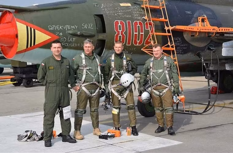Hai chiếc máy bay này mang số hiệu N7411 và N8102. Ảnh: các phi công Ba Lan chuẩn bị cho chuyến bay cuối cùng trên.