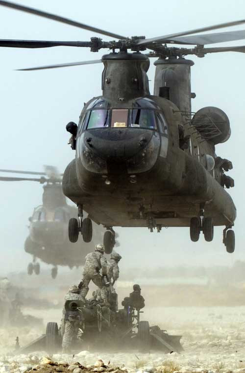 Ngoài khả năng mang “khủng” bên trong, với kiện hàng ngoại cỡ (như xe bọc thép, lựu pháo…), CH-47 có khả năng cẩu bên ngoài tới khu vực chiến trường. Trong chiến tranh Việt Nam, quân Mỹ thường xuyên dùng CH-47 để không vận vũ khí hạng nặng tới các khu vực hiểm trở.