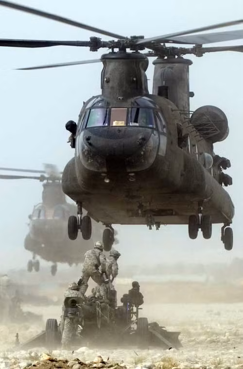 Ngoài khả năng mang “khủng” bên trong, với kiện hàng ngoại cỡ (như xe bọc thép, lựu pháo…), CH-47 có khả năng cẩu bên ngoài tới khu vực chiến trường. Trong chiến tranh Việt Nam, quân Mỹ thường xuyên dùng CH-47 để không vận vũ khí hạng nặng tới các khu vực hiểm trở.