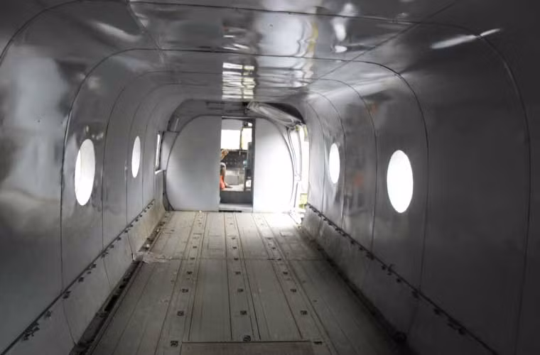 Cận cảnh bên trong khoang hàng của trực thăng vận tải hạng nặng CH-47. Khoang hàng của máy bay có khả năng chở 33-55 lính cùng vũ khí hạng nhẹ hoặc 24 cáng cứu thương và 3 nhân viên y tế hoặc 12,7 tấn hàng hóa (có thể chở xe cơ giới hạng nhẹ nếu kích thước nó đủ đưa vào khoang).