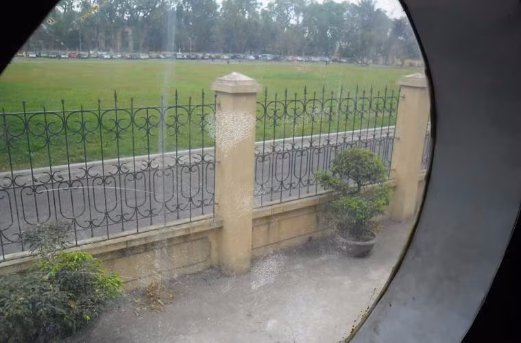 Cửa sổ của chiếc trực thăng vận tải CH-47.