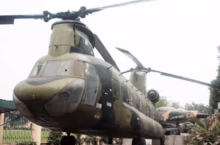 Do thiếu phụ tùng mà tính tới đầu những năm 1990 thì không còn chiếc CH-47 nào còn phục vụ trong Không quân Nhân dân Việt Nam. Trong ảnh, một chiếc trực thăng CH-47 không còn sử dụng được trưng bày tại Bảo tàng Lịch sử Quân sự Việt Nam.