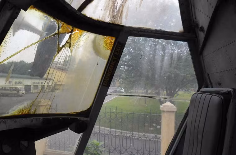 Cửa kính buồng lái hầu như đã bị hỏng do thời gian.