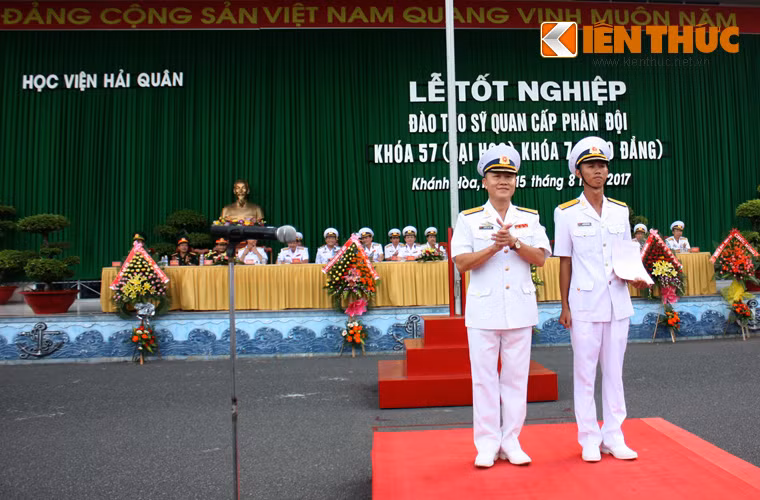 Đại tá, TS Nguyễn Văn Lâm – Giám đốc Học viện Hải quân trao bằng tốt nghiệp cho học viên giỏi.
