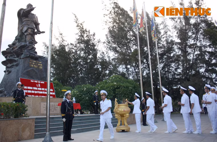 Sau Lễ tốt nghiệp, học viên các khóa đã tổ chức dâng hương tưởng niệm Hưng Đạo Đại Vương Trần Quốc Tuấn tại công viên Bạch Đằng – TP Nha Trang.