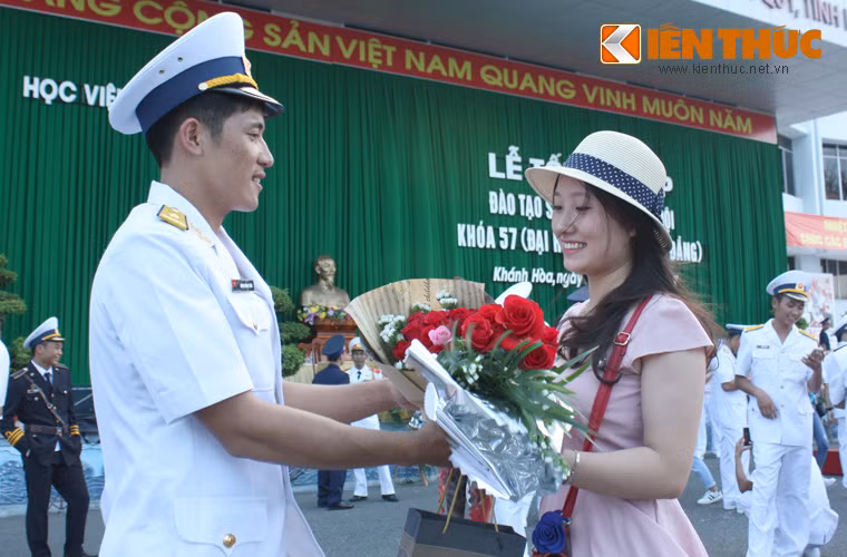 Cận cảnh một cô gái chúc mừng bạn mình đã trở thành sĩ quan sau nhiều năm miệt mài học tập, rèn luyện.