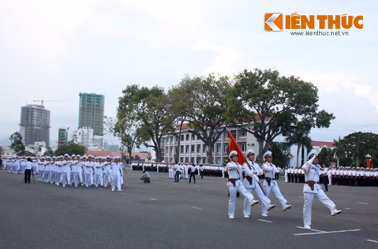 Lực lượng học viên tham dự Lễ tốt nghiệp trong đội hình diễu duyệt đội ngũ. Đây là nguồn nhân lực quan trọng bổ sung cho các đơn vị, góp phần xây dựng Quân chủng Hải quân cách mạng, chính quy, tinh nhuệ, hiện đại.