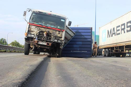 Lien tiep tai hoa tren dai lo nghin ty: Bo GTVT len tieng