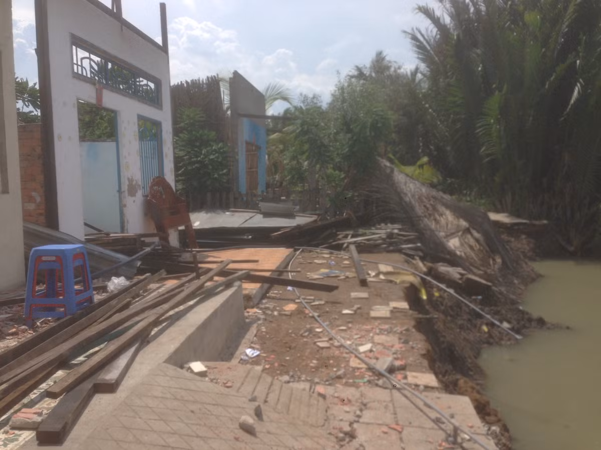 Theo nguồn tin ban đầu, vụ sạt lở xảy ra trong đêm khuya khiến ít nhất 3 căn nhà của người dân cùng nhiều tài sản bị trôi sông. Rất may không có thiệt hại về người.