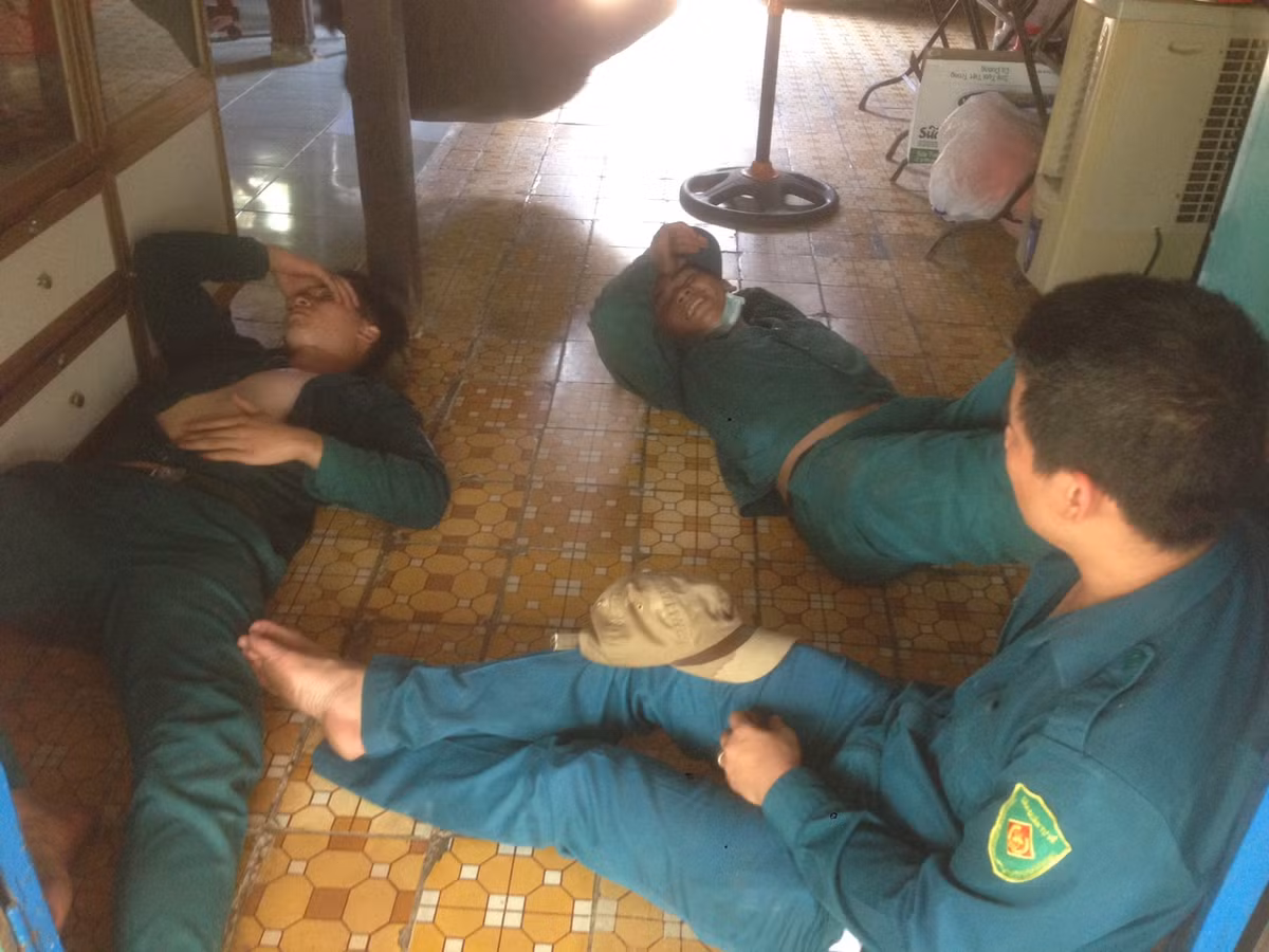 Lực lượng dân phòng mệt lả sau khi tham gia ứng cứu suốt đêm.