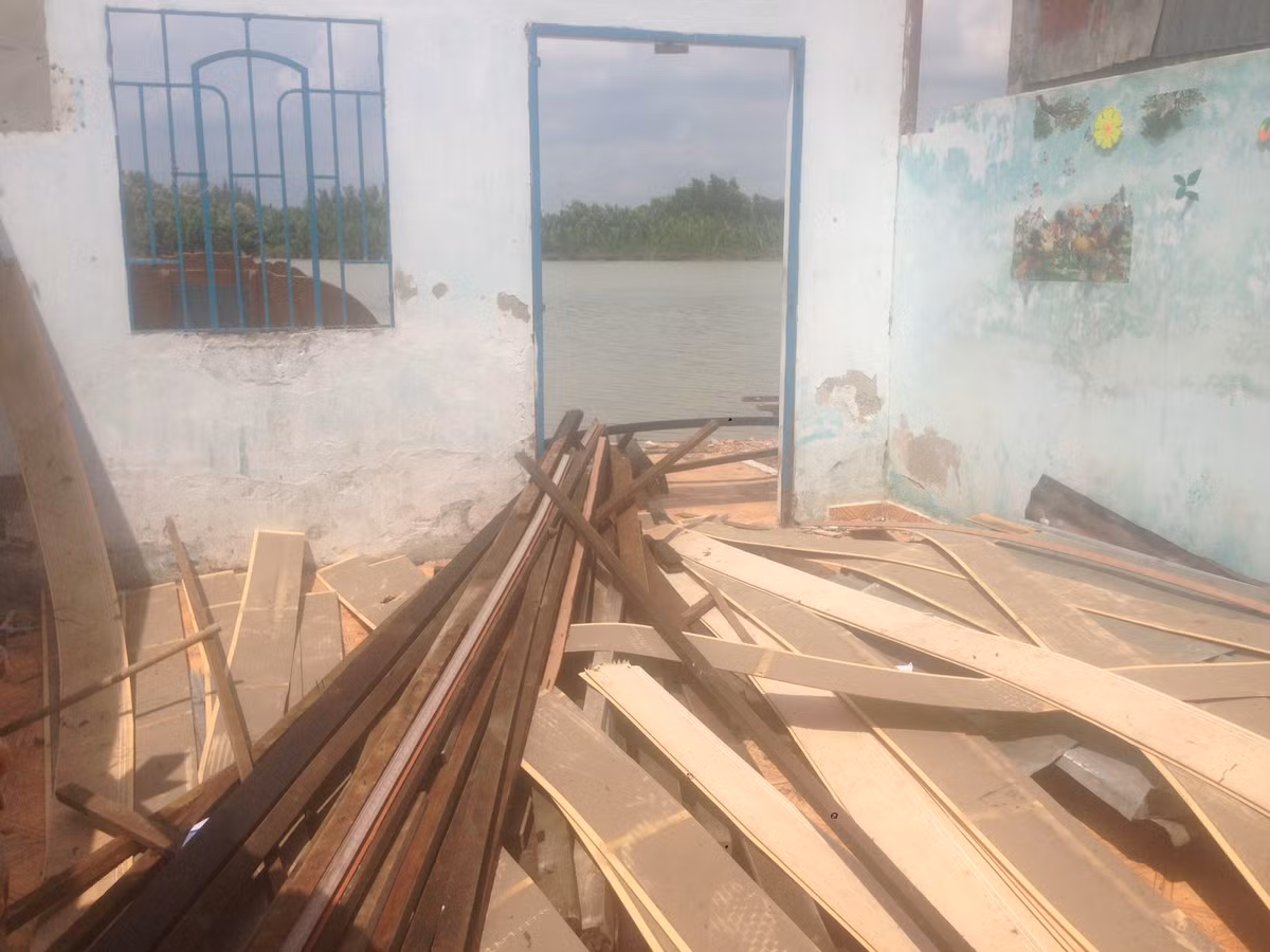 Cảnh tan hoang bên trong một căn nhà bị sạt lở.