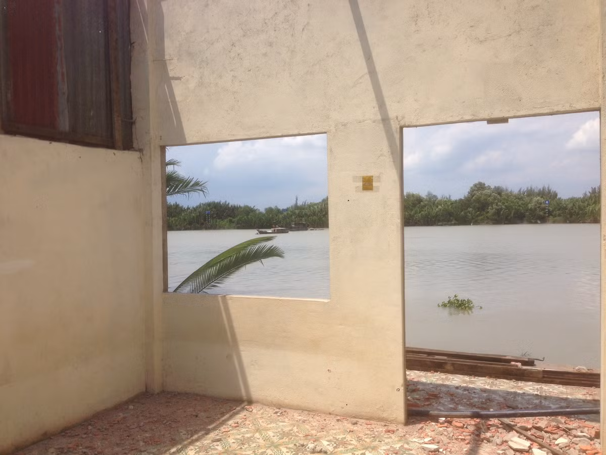 Những bức tường trơ trọi.