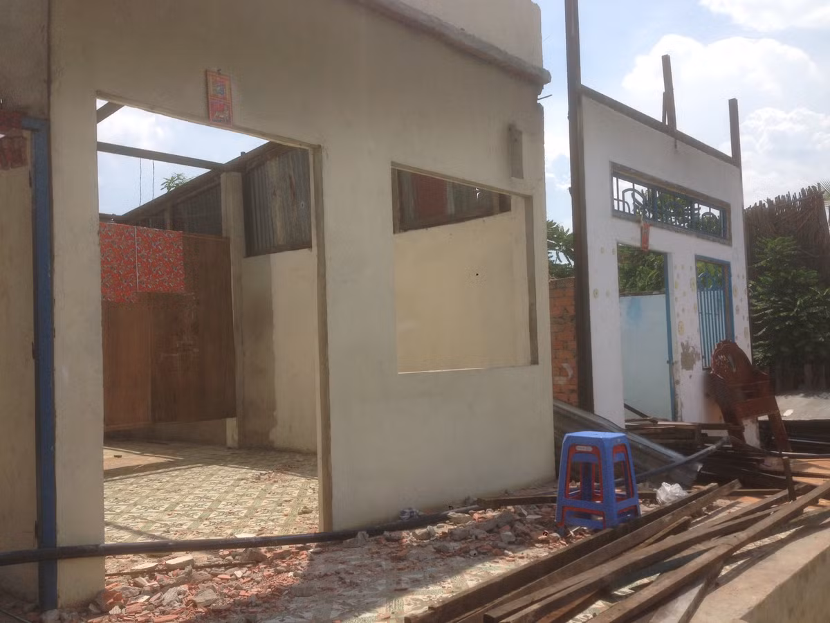 Hàng loạt căn nhà tại đây hầu như chỉ còn lại những bức tường.