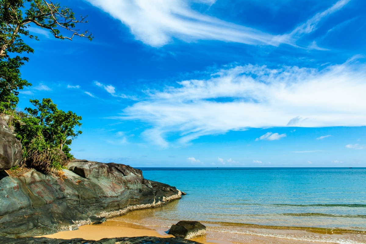 Bãi Đầm Trầu, Côn Đảo là nơi lý tưởng cho những người muốn tìm đến không gian riêng tư, thanh bình. Giữa dòng nước trong veo, mát lạnh và những cơn sóng vỗ vào bãi cát mịn màng, mỗi người đều có thể thoải mái tận hưởng phút giây thư giãn. Ảnh: Nguyen Quang Ngoc Tonkin/Shutterstock.