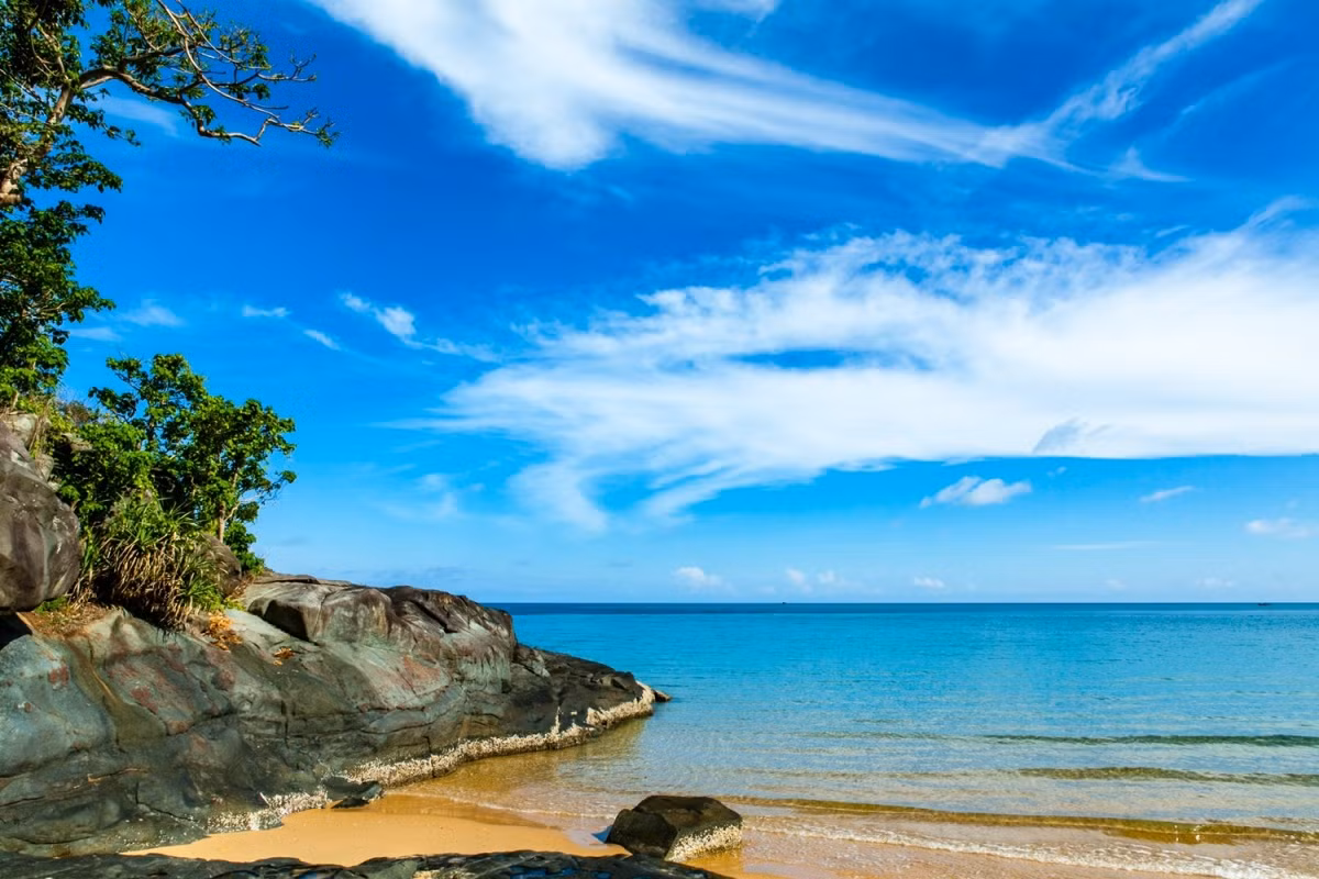 Bãi Đầm Trầu, Côn Đảo là nơi lý tưởng cho những người muốn tìm đến không gian riêng tư, thanh bình. Giữa dòng nước trong veo, mát lạnh và những cơn sóng vỗ vào bãi cát mịn màng, mỗi người đều có thể thoải mái tận hưởng phút giây thư giãn. Ảnh: Nguyen Quang Ngoc Tonkin/Shutterstock.