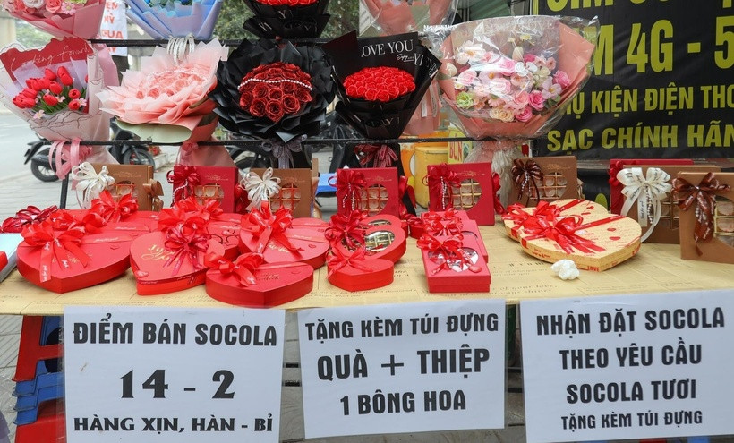 Thị trường quà tặng sôi động trước thềm Valentine - Hình 2 Thi truong qua tang soi dong truoc them Valentine-Hinh-2